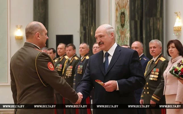 Лукашэнка ўручае Андрэю Федзіну генеральскія пагоны