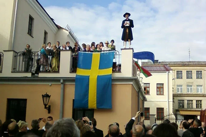 Чэрвень. Пасол Эрыксан выступае на парапеце шведскай амбасады ў Мінску.