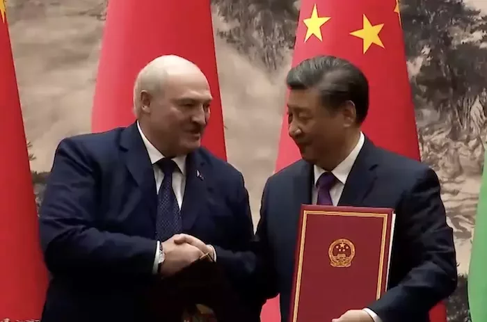 Аляксандр Лукашэнка і Сі Цзіньпін падчас візіту першага ў Пекін у сакавіку. Скрыншот відэа «Пул першага»