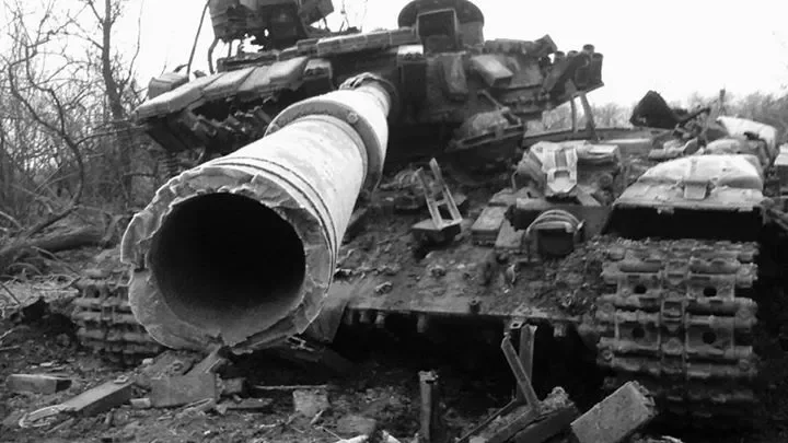 Украінскі танк, падбіты расійскімі сіламі. Фота з Фэйсбука ўкраінскага лейтэнанта Аляксея Чабана, які ваюе ў раёне Дэбальцава.