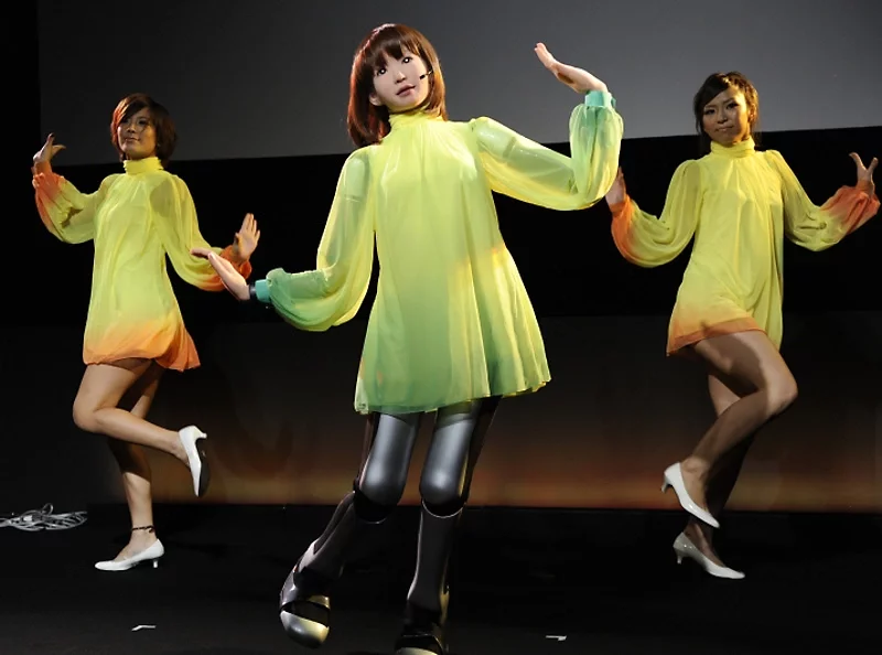 Японскія танцоры: робат і людзі. Фота: CBS News