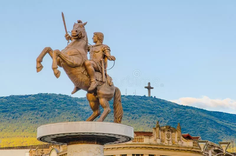 Памятник Александру Македонскому в Скопье, который официально называется «Всадник на коне», чтобы не злить Грецию