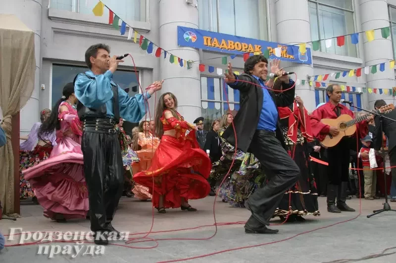 Цыганы выступаюць на фестывалі нацыянальных культур у Гродне