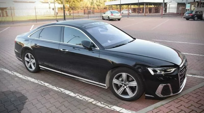 Скрадзены ў Германіі люксавы аўтамабіль Audi A8 2023 года выпуску коштам амаль 100 тысяч еўра. Фота: Памежная служба Польшчы