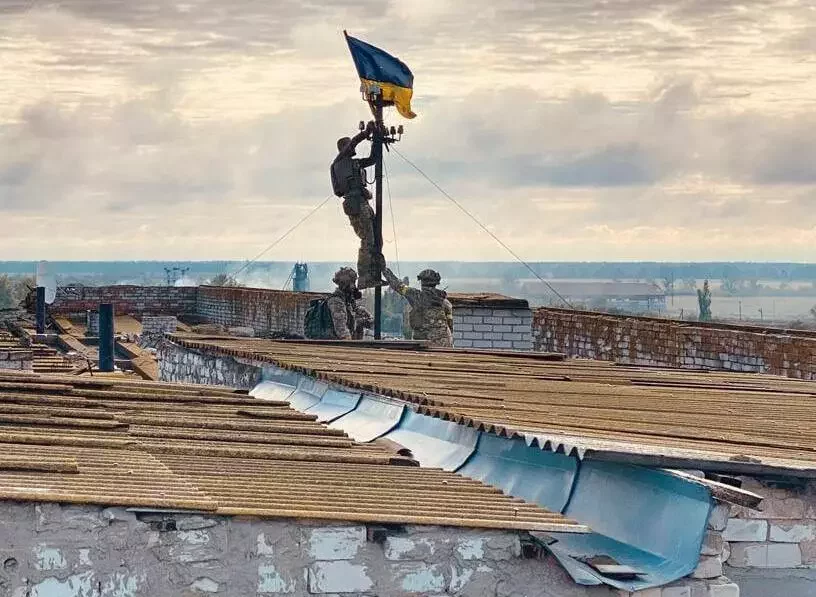 Украінскі сцяг над бальніцай у гарадскім пасёлку Высакаполле на Херсоншчыне