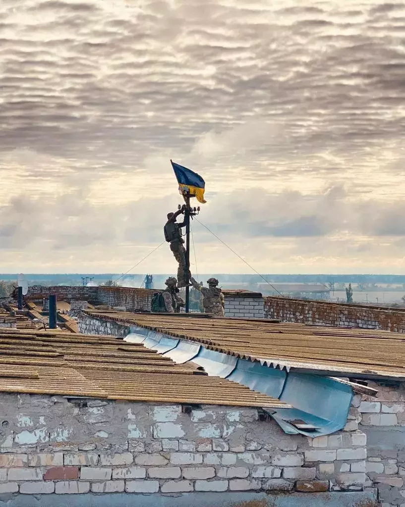 Фота ўсталявання ўкраінскага сцяга над Высокапольскай бальніцай 