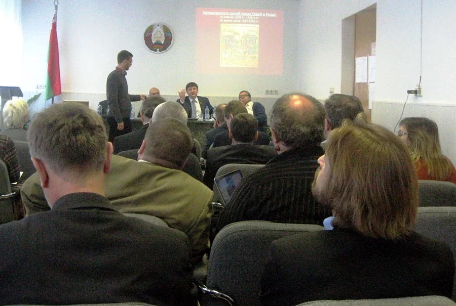 Ігар Марзалюк (у прэзідыуме) і яго апанент Генадзь Сагановіч (на фота справа) падчас канферэнцыі.