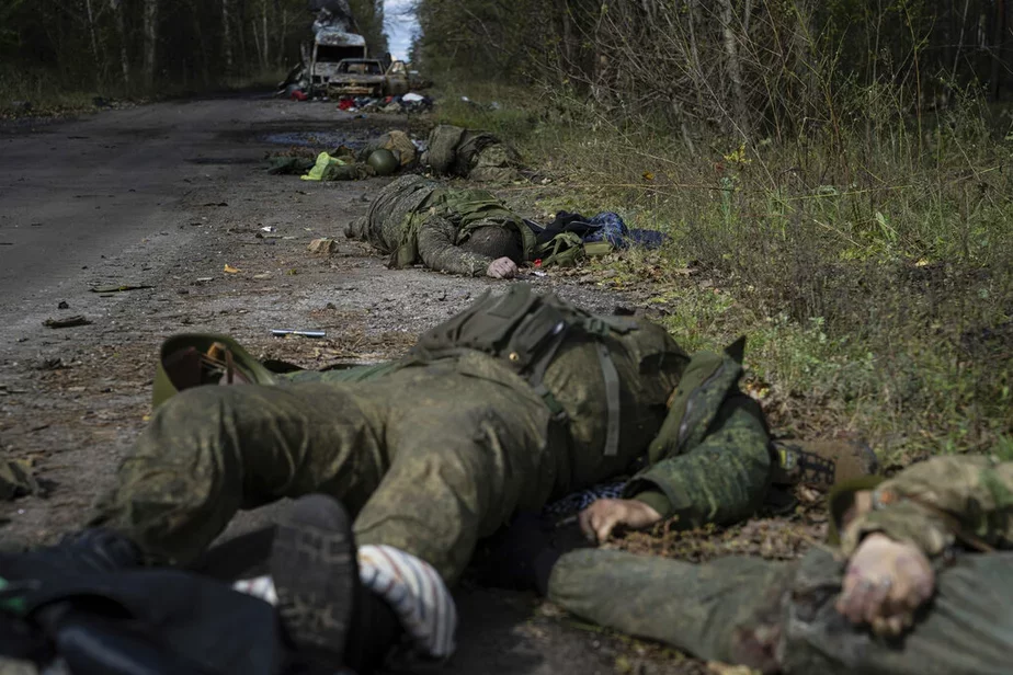 Убитые российские солдаты лежат на дороге вблизи Лимана. Фото: AP Photo Evgeniy Maloletka