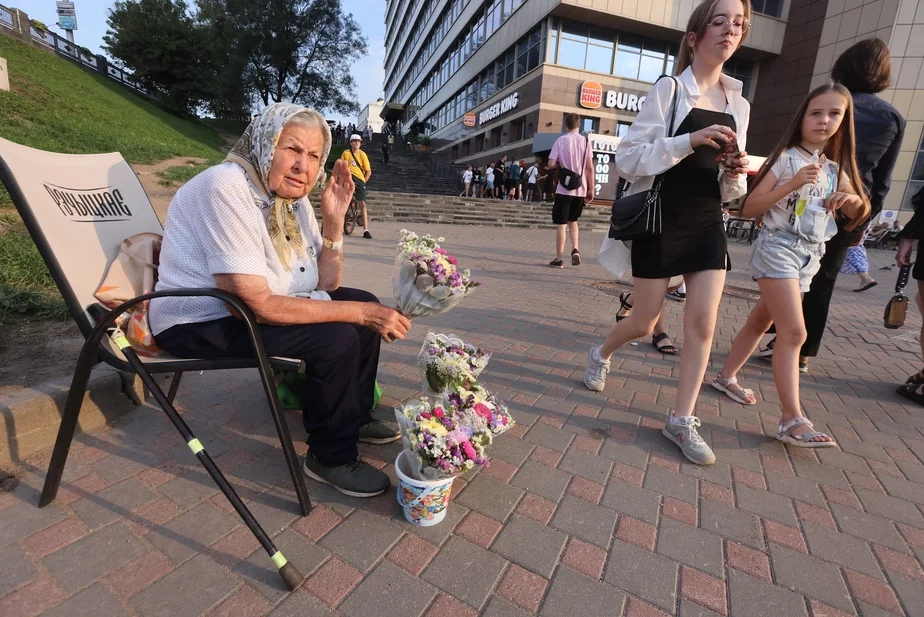Женщина в Минске продает букеты. Фото: «Наша Ніва»