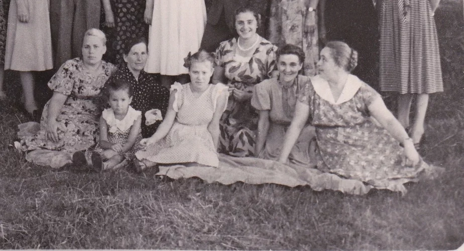Міхля Сінаеўна (у цэнтры) сярод мінчанак на Старажоўцы, 1950-я гады