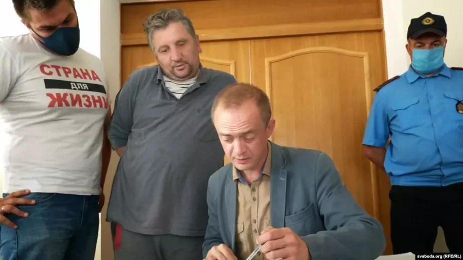Яўген Васількоў (у шэрай кашулі) з адвакатам у судзе