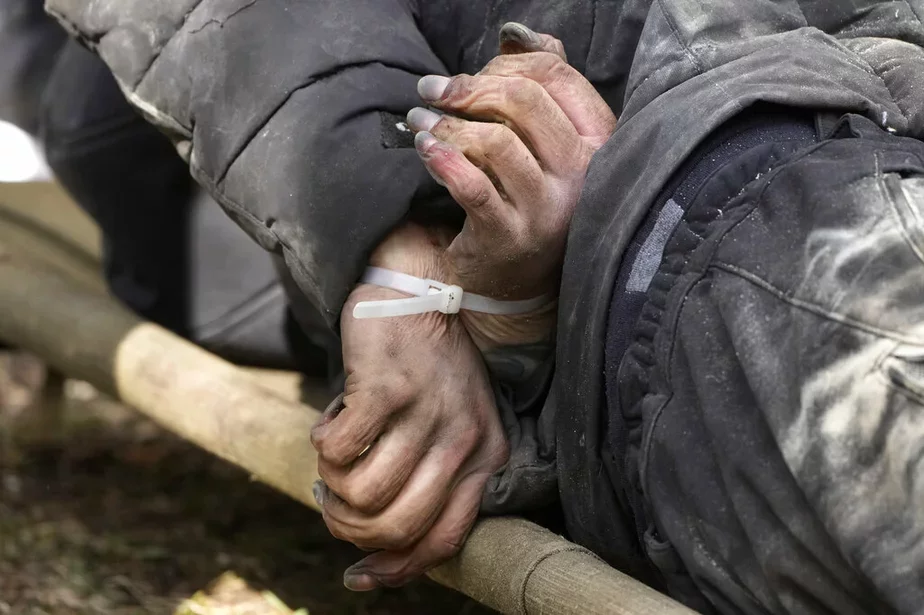 Miortvy mirny žychar sa źviazanymi za śpinaj rukami. Buča, 4 krasavika 2022 hoda. Fota: Efrem Lukatsky / AP