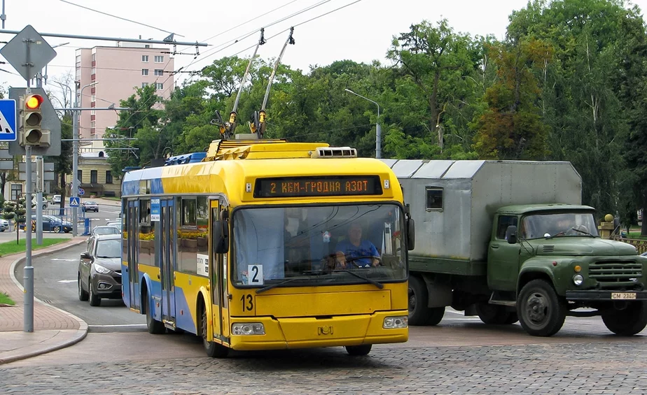 Žoŭta-błakitny tralejbus na vulicy Hrodna. Fota: transport.ru