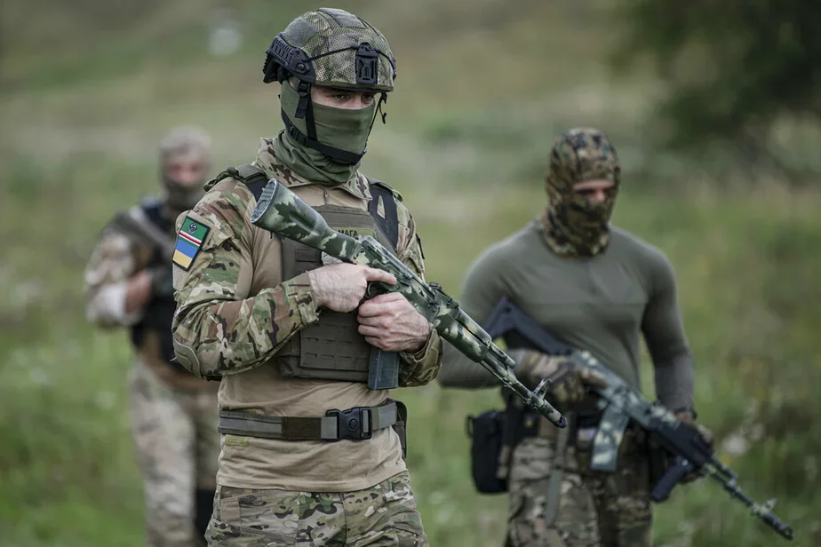 В наступлении под Кривым Рогом участвуют чеченские добровольцы, воюющие на стороне Украины. Фото AP Photo / Andrew Kravchenko
