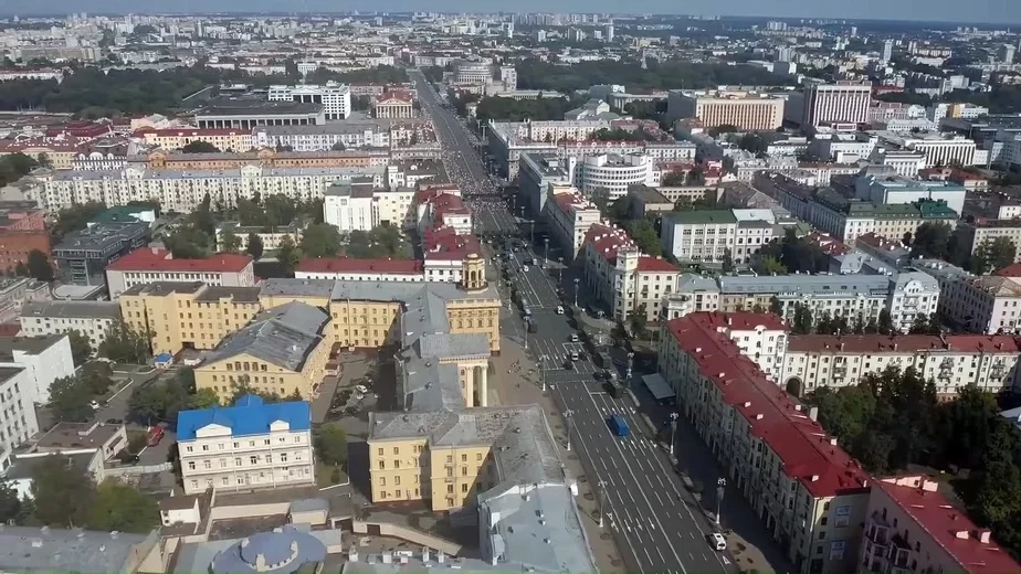 Kompleks budynkaŭ KDB u Miensku (źleva źnizu), vid z drona