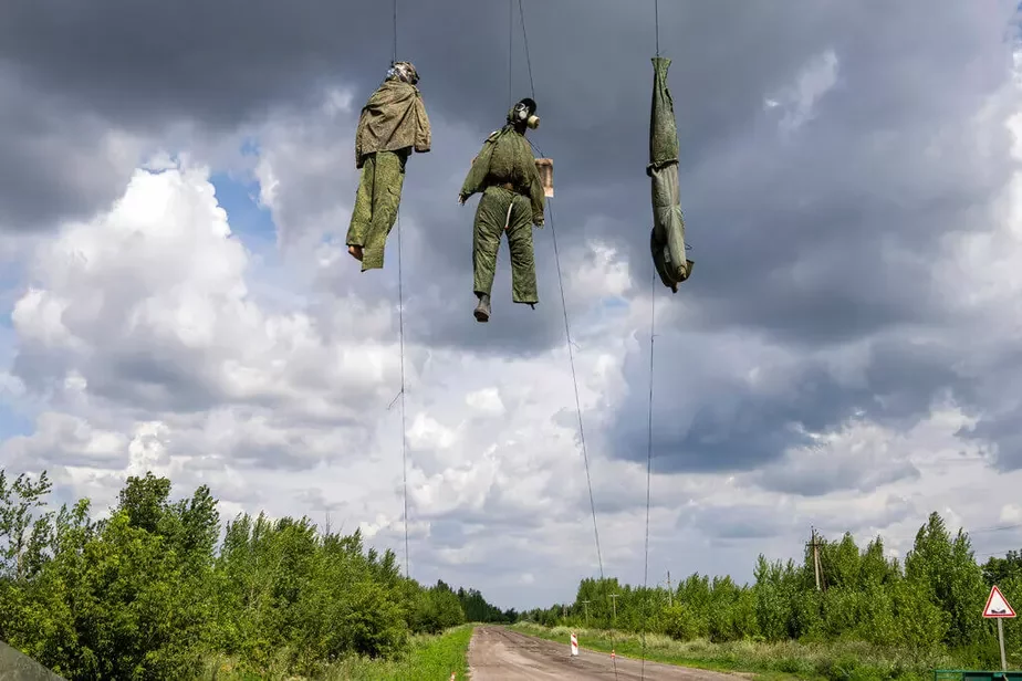Повешенные чучела российских солдат на Харьковщине. Фото: Associated Press.