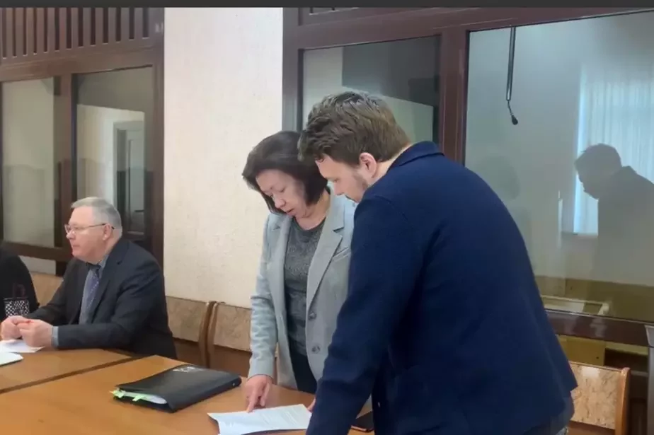 Раман Пратасевіч у судзе 19 красавіка. Скрын відэа