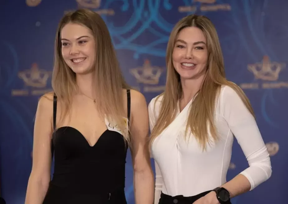 Участница кастинга и Ирина Ромбальская (справа). Фото: Инстаграм конкурса «Мисс Беларусь»