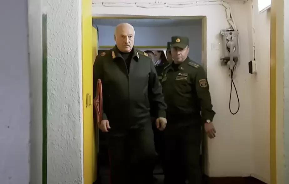 Лукашэнка пасля працяглай адсутнасці паказаўся на камандным пункце ВПС і войскаў СПА 15 мая. Скрын відэа БелТА