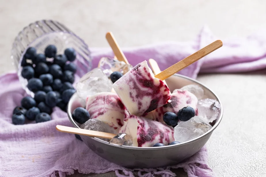 Frozen yougurt with blueberries