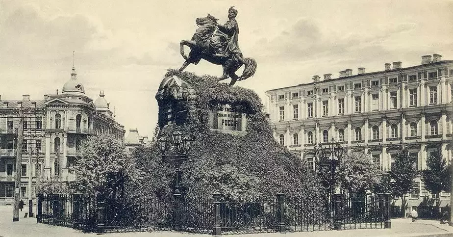 Pomnik Bahdanu Chmialnickamu byŭ pastaŭleny ŭ Kijevie ŭ 1888 hodzie, za časami Rasijskaj Impieryi, na 900-hodździe Chryščeńnia Rusi