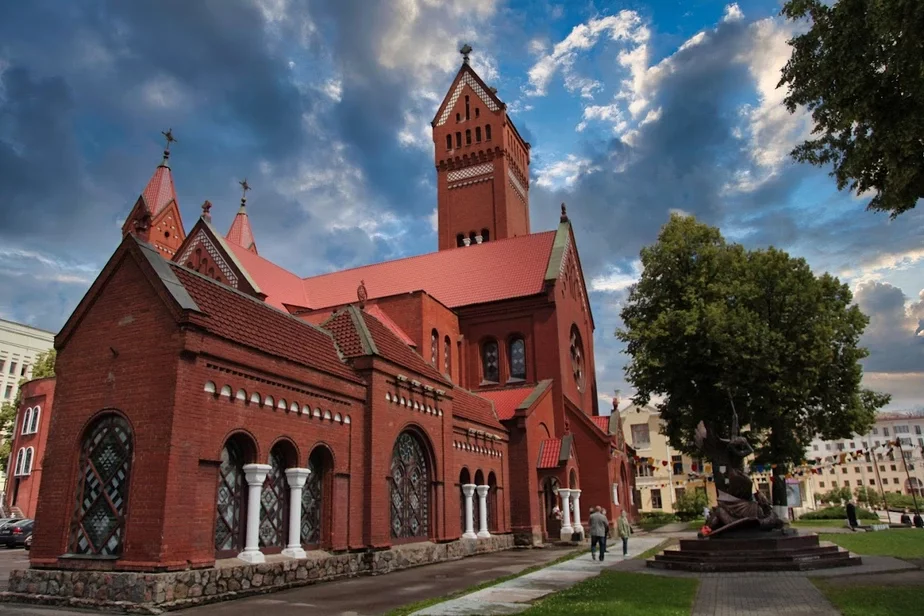 Čyrvony kaścioł — adzin z najbolš paznavalnych simvałaŭ Minska. Fota: Google Karty