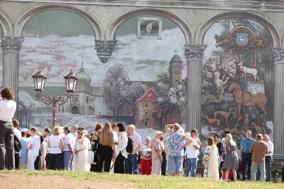 Murał u dvoryku na Karła Marksa, 11. Krynica: staronka Leanida Ščahłova ŭ Instagram