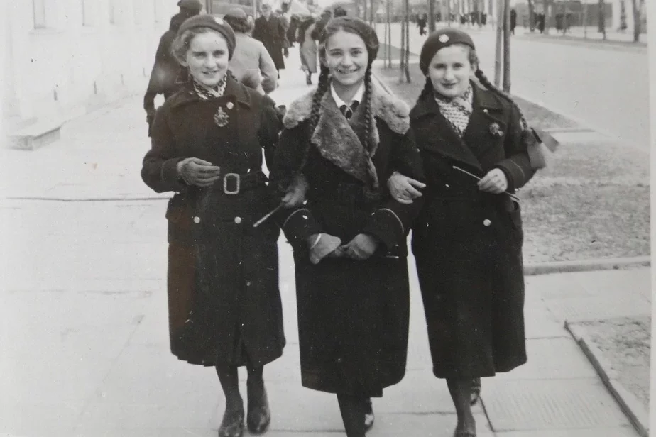 Dziaŭčaty na vulicach Bresta 1937 hod Dievuški na ulicach Briesta, 1937 hod. Girls on the streets of Brest, 1937