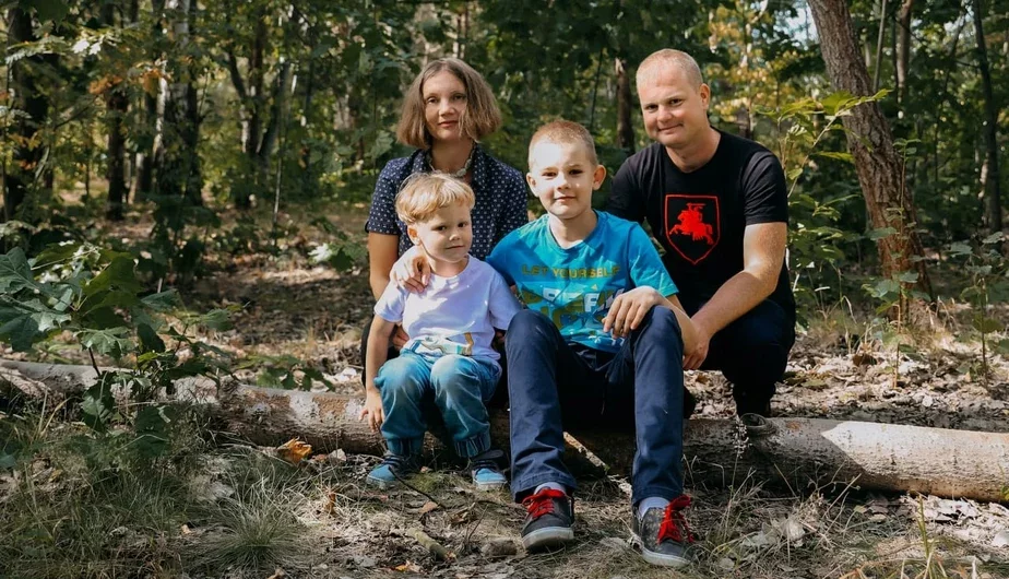 Palina Šarenda-Panasiuk z mužam i dziećmi